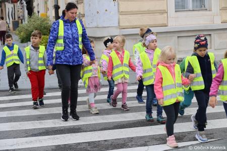 Otroci kamniških šol in vrtcev rajali na Glavnem trgu in se učili o trajnostni mobilnosti (96)